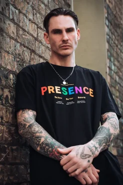 GENDER NEUTRAL TEE/PRESENCE BLACK